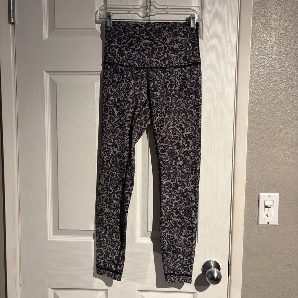 Lululemon High Rise Leggings Black White Lace Floral Paisley Print Size 6
